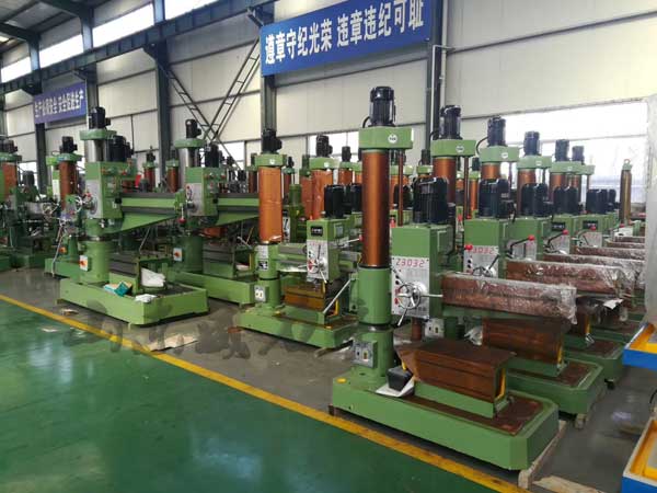 搖臂鉆床車間實物圖